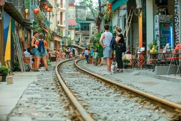 Hotspot Matrix và Quán cafe đầu tiên CẤM khách dùng laptop ngồi làm việc: ''Khách yêu cầu_Lợi nhuận sản xuất video ngắn