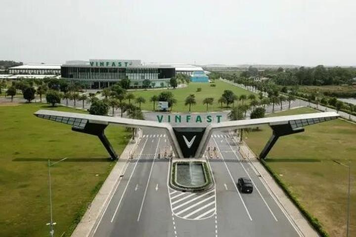Hotspot Matrix: Biến Phương Oanh diện set đồ 50 thành cơ hội marketing đột phá